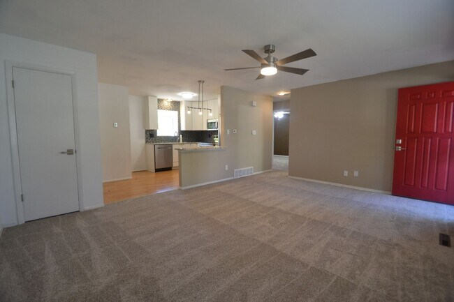 Building Photo - 1002 N Walnut St