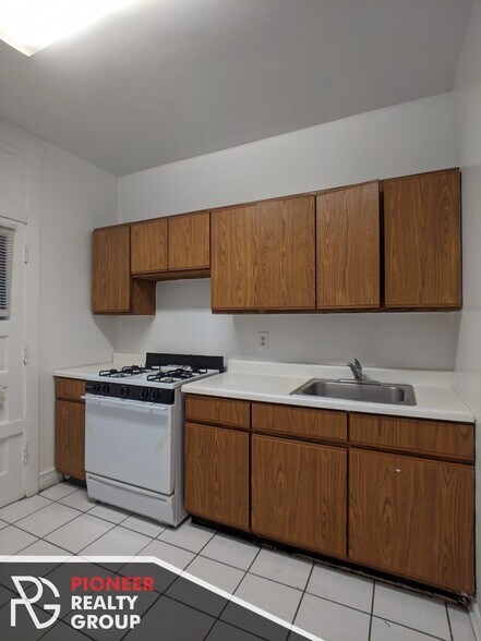 Building Photo - 812 W Waveland Ave