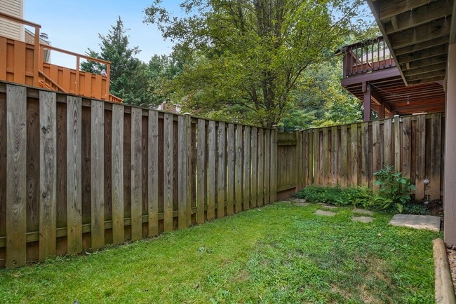 Building Photo - Gorgeous 2BR/3.5BTH Townhome in desirable Neighborhood of StoneyBrook in Rockville