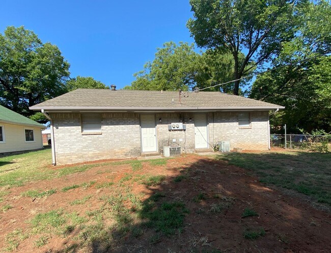 Building Photo - 305 S Fifth