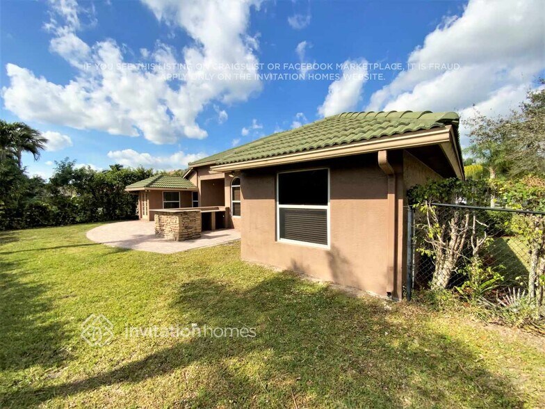 Building Photo - 101 Jacaranda Ct