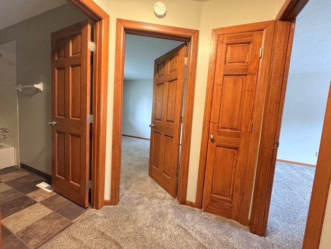 Building Photo - 3090 Highcliff Ct