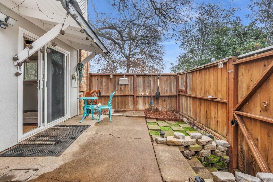 Building Photo - 6687 Greenback Ln