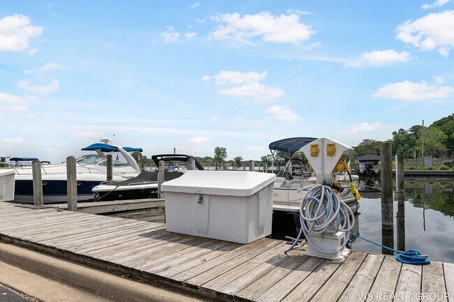 Building Photo - 2964 Lakeshore Dr