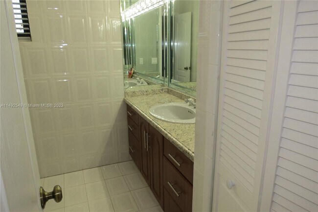 Building Photo - 925 SW 94th Ct