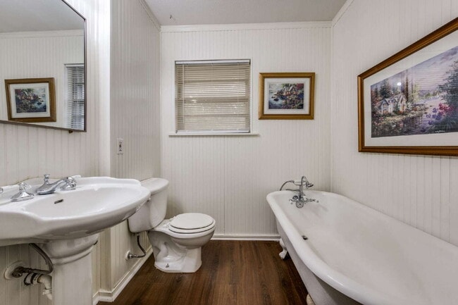 Building Photo - Spacious 4-Bed, 2-Bath Home with Two Living Areas and Huge Shaded Yard – Minutes to UNT/TWU