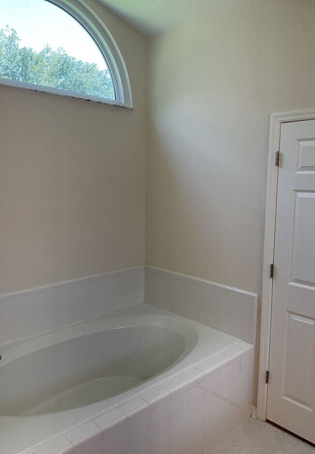 Building Photo - Spacious 3/2 in Eagle Point