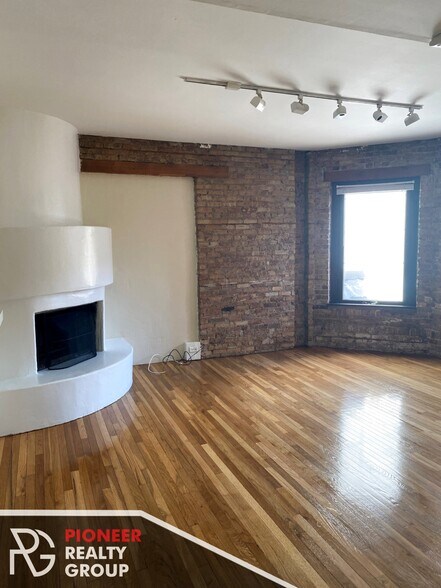 Building Photo - 604 W Surf St