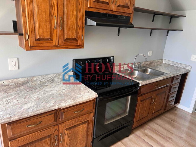 Building Photo - Three Bedroom House | Off Diamond Avenue