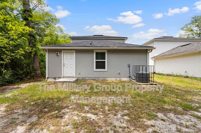 Building Photo - 1343 Pangola Dr