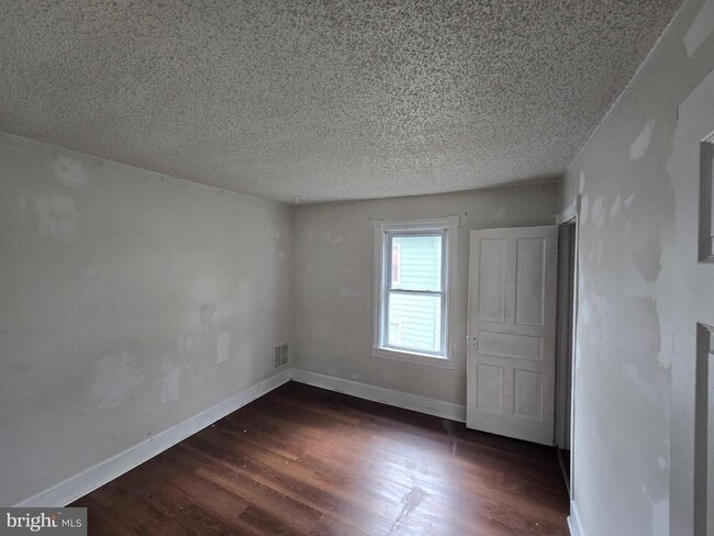 Building Photo - 106 Main St