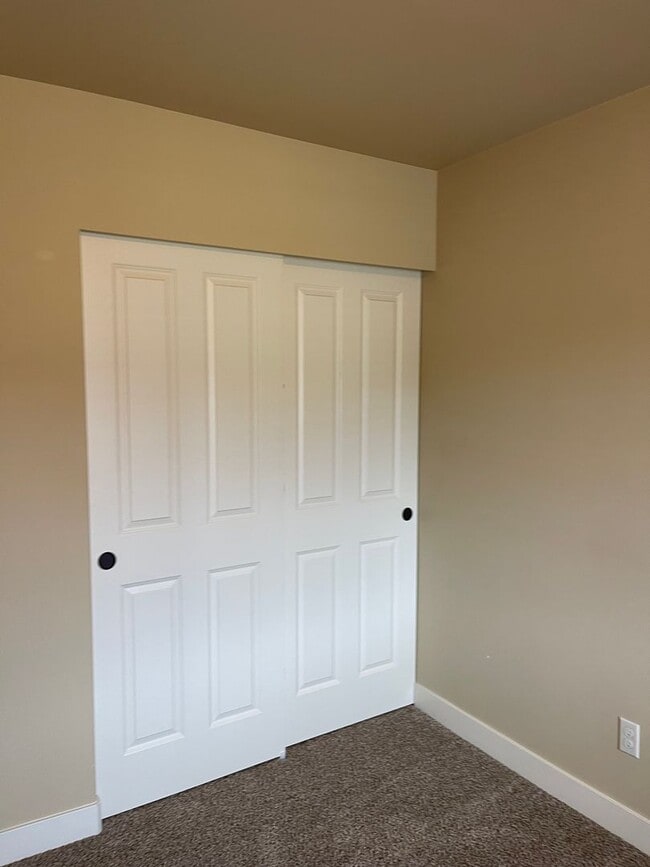 Building Photo - Beautiful 4 Bedroom in a small and exclusive neighborhood