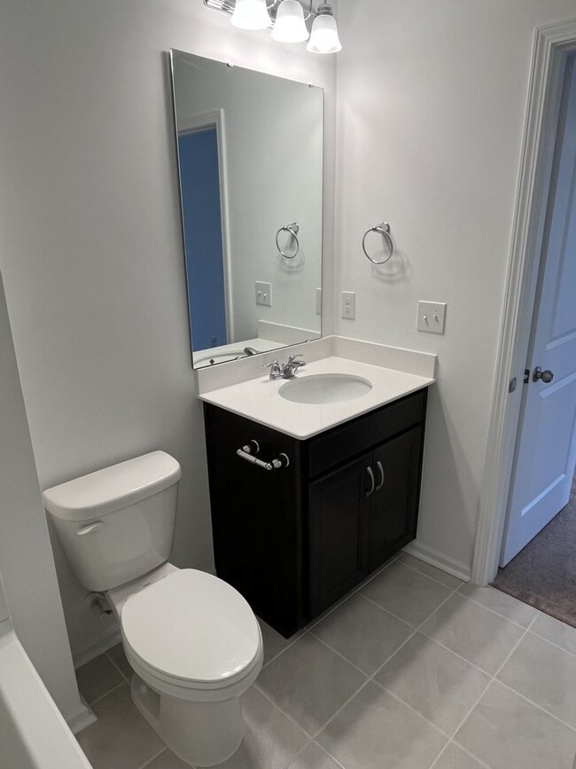 Building Photo - Large, Newer 4 Bedroom + Office and Loft i...