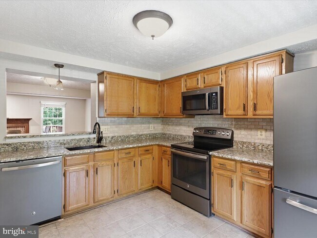 Building Photo - 1563 Autumn Ridge Cir