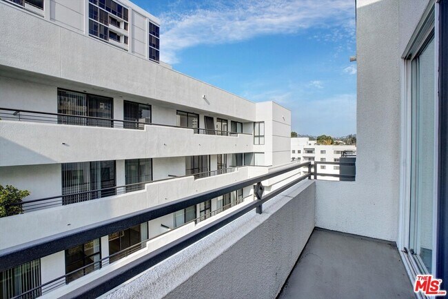 Building Photo - 10600 Wilshire Blvd