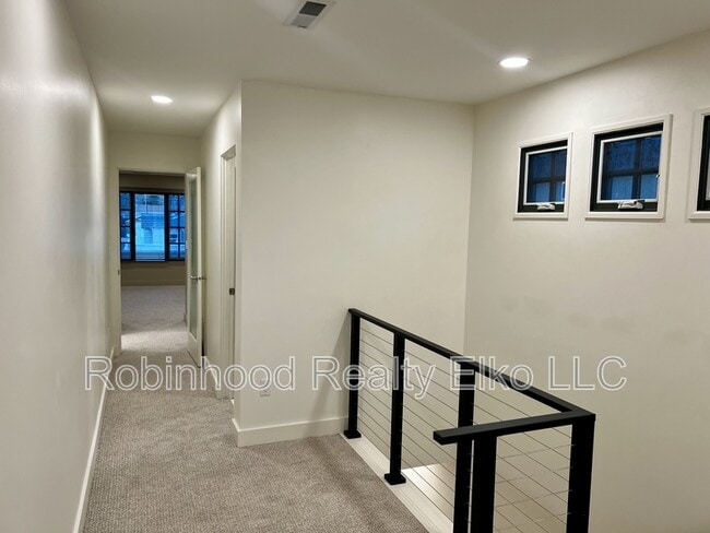 Building Photo - 753 Oak St