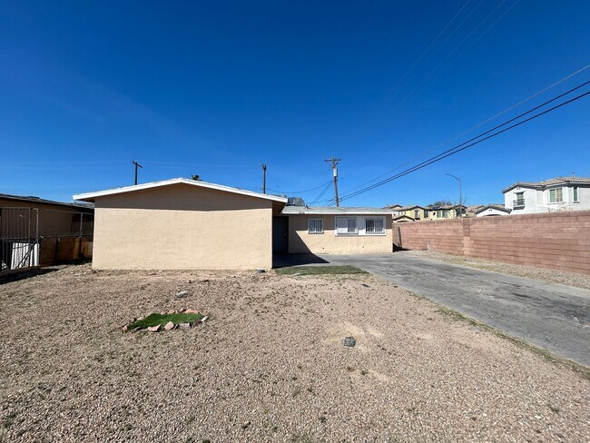 Building Photo - No HOA! 3 Bedroom 2 Bathroom House!