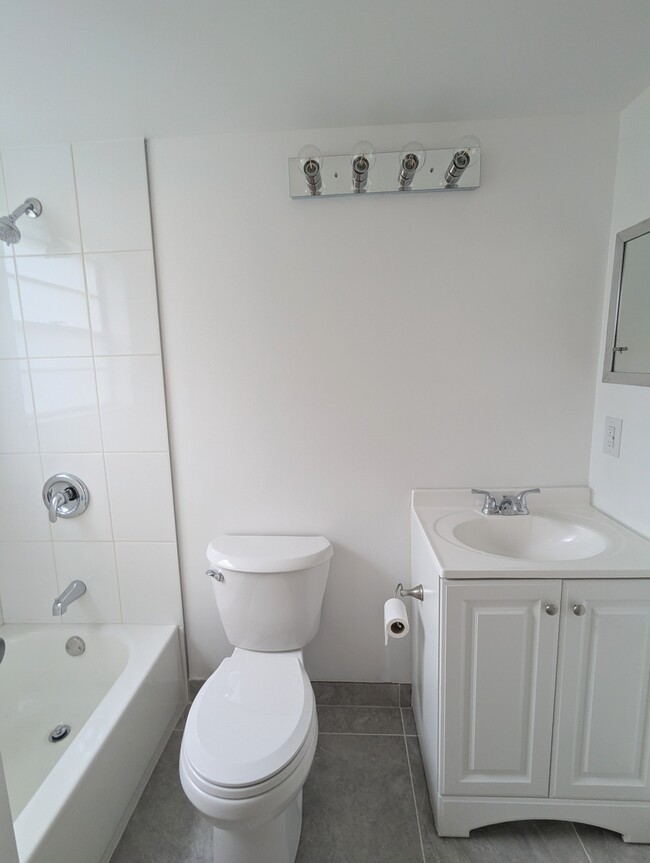 Updated En suite Full Bath Tub/Shower - 77 Sheffield D