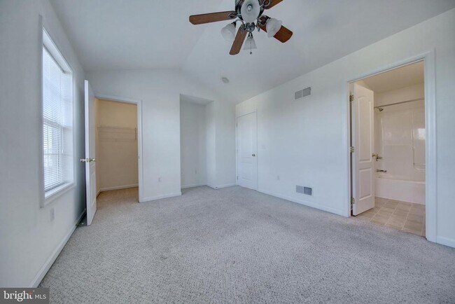 Building Photo - 5 Shady Tree Ct