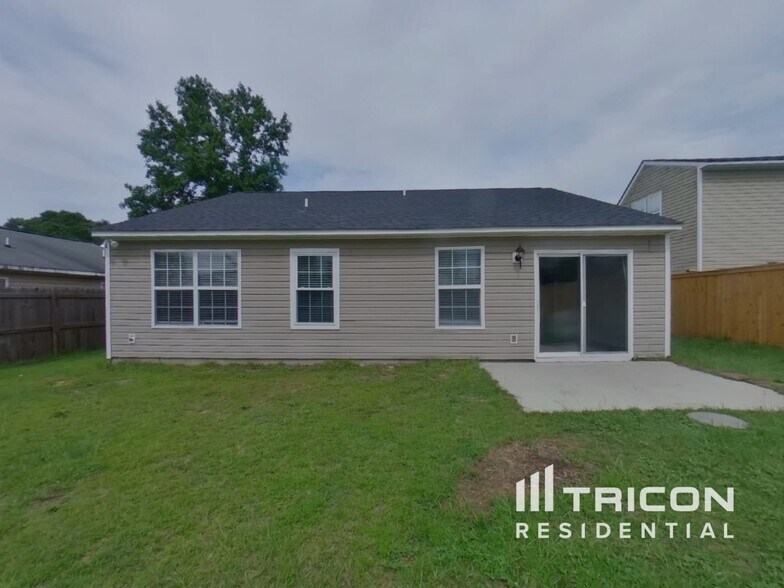 Building Photo - 133 Crimson Oak Dr