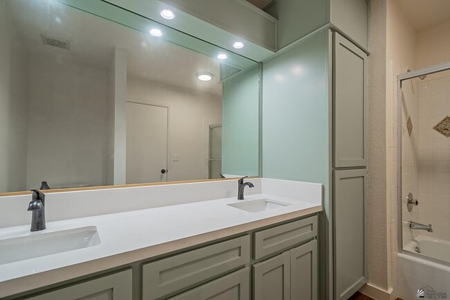 Building Photo - 12175 S Ironwood Dr