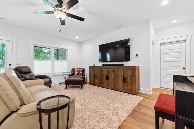 Building Photo - 1100 Hidden Hills Cir