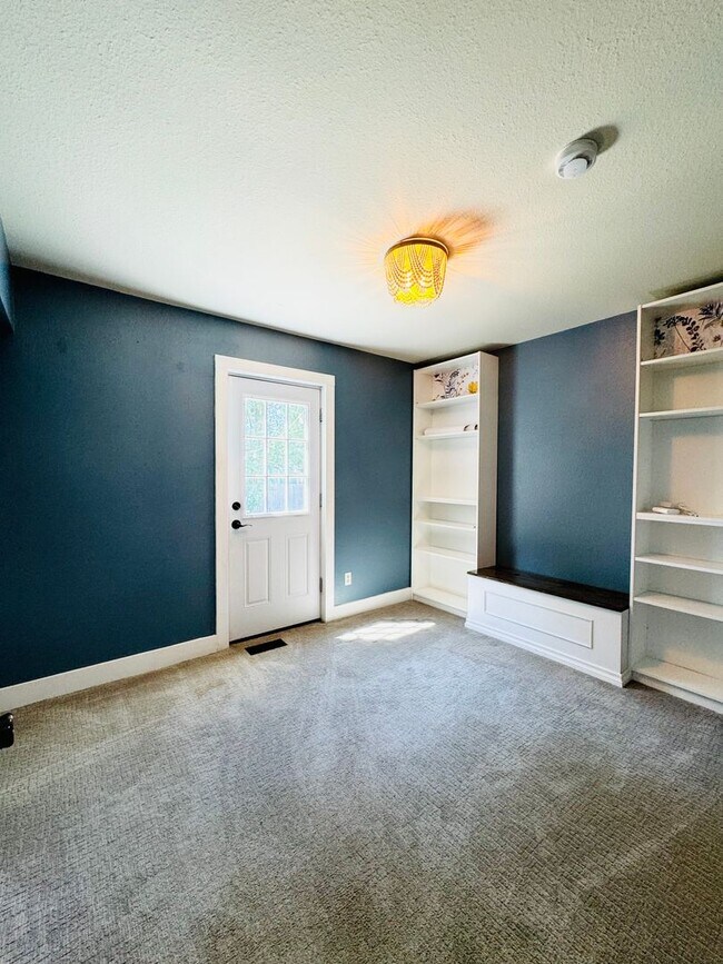 Building Photo - Cute 3 bedroom/ 1.5 bath Ranch Style House with 2 car attached garage in Windsor, CO