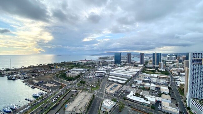 Building Photo - 1000 Auahi St