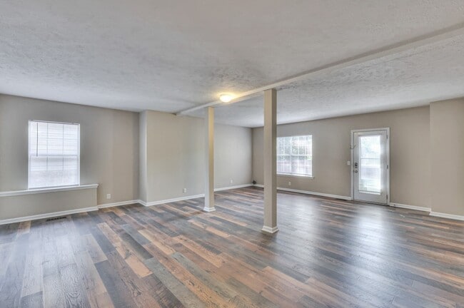 Building Photo - 1617 Roundhill Dr