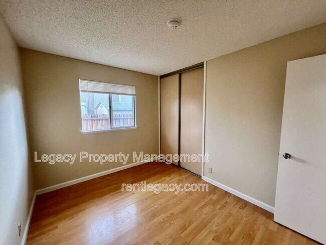 Building Photo - 827 Crested Dr