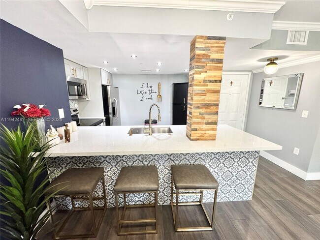 Building Photo - 520 SE 5 Ave