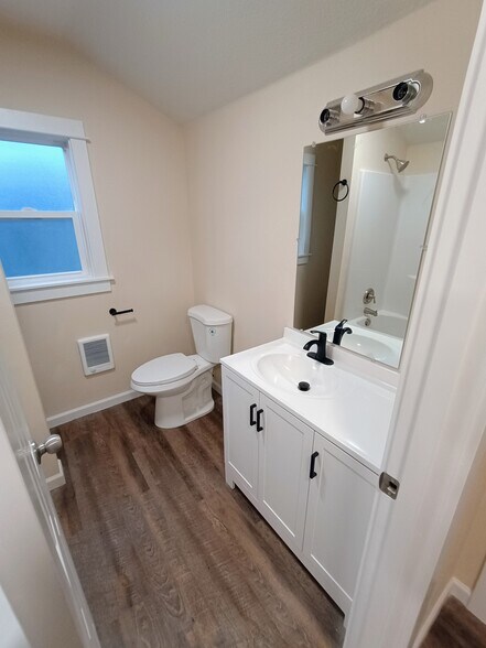 Building Photo - 642 Weed Ave