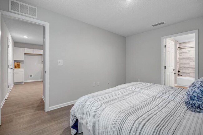 Building Photo - 5460 Amazon Ave