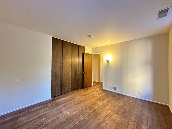 Building Photo - 605 W Surf St