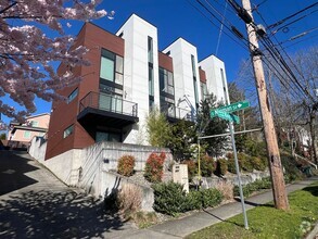 Building Photo - Prime Location Beautiful 3bed 2 bath townhome