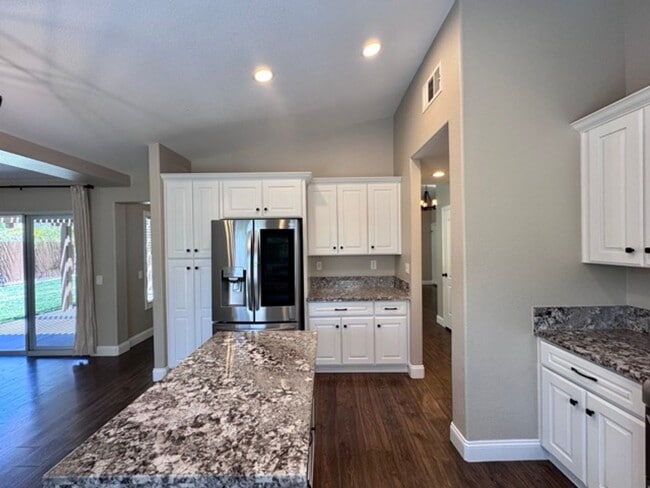 Building Photo - Available for LEASE! 3 bedroom 2 bathroom ...