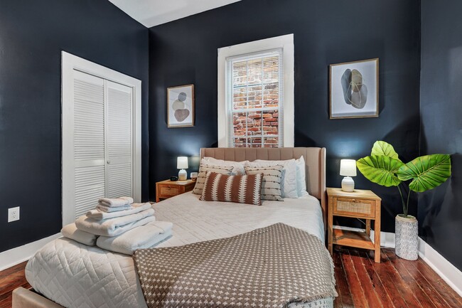 Building Photo - 305 W Waldburg Ln