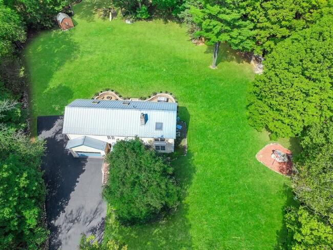 Building Photo - 338 Clove Rd