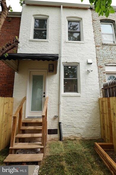 Building Photo - 2039 Rosedale St NE