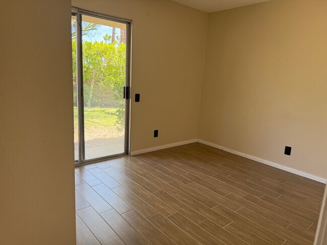 Building Photo - 1480 Sunflower Cir N