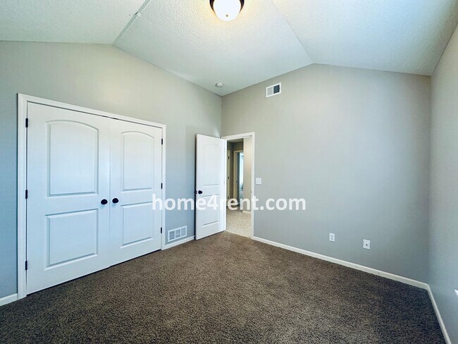 Building Photo - Gorgeous Olathe, 5 BR Home w/ Wood floors,...