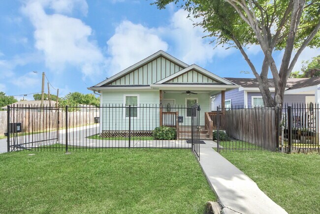 Building Photo - Renovated Houston Gem Near Downtown & the Medical Center