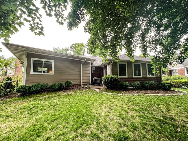 Building Photo - Sunny and Bright 4 Bedroom 3 Bath 2 Level ...