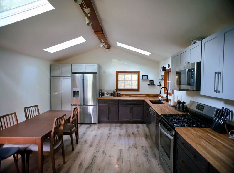 Building Photo - 9710 Mistletoe Rd