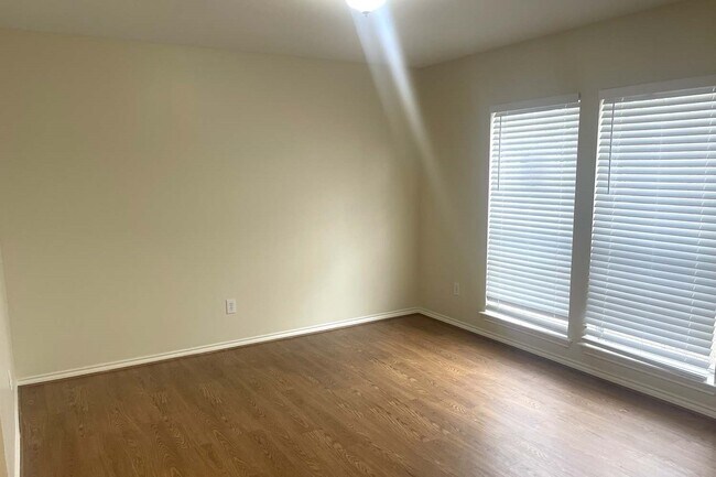 Building Photo - 3208 Waterglen Ct