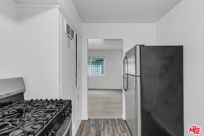 Building Photo - 717 Ocean Front Walk