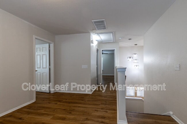 Building Photo - 802 Amber Knoll