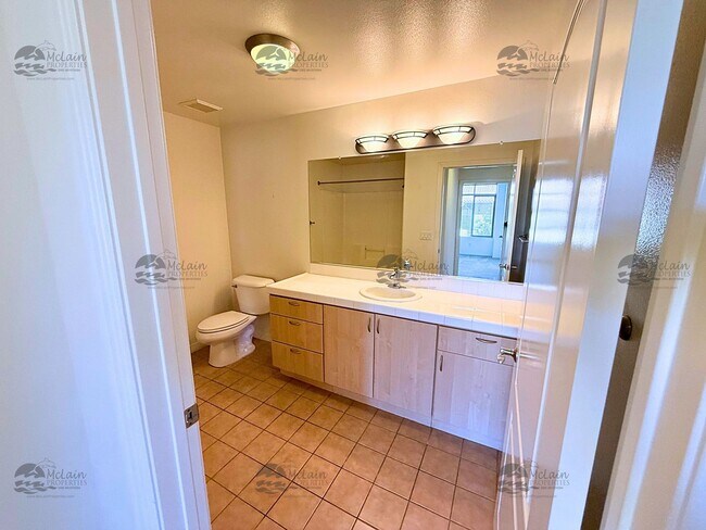 Building Photo - Top Floor 2BD/2BA Condo
