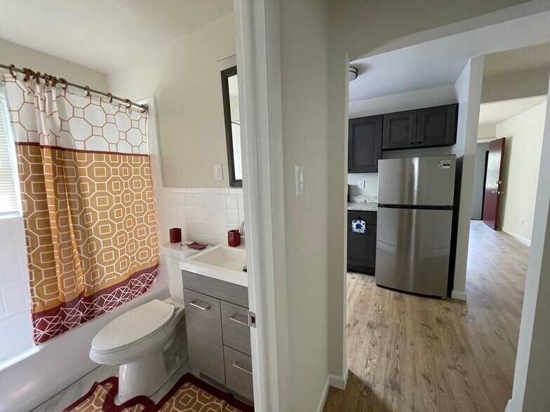 Premium Bathroom - Beechwood Court Apartments