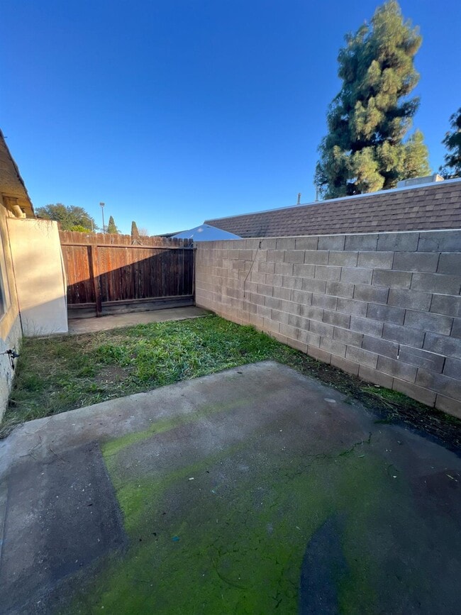 Building Photo - 461 Minnewawa Ave